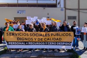 La plantilla del Centro de Servicios Sociales Norte del Ayuntamiento de Granada se concentra para exigir a Marifrán Carazo los recursos comprometidos por el Partido Popular