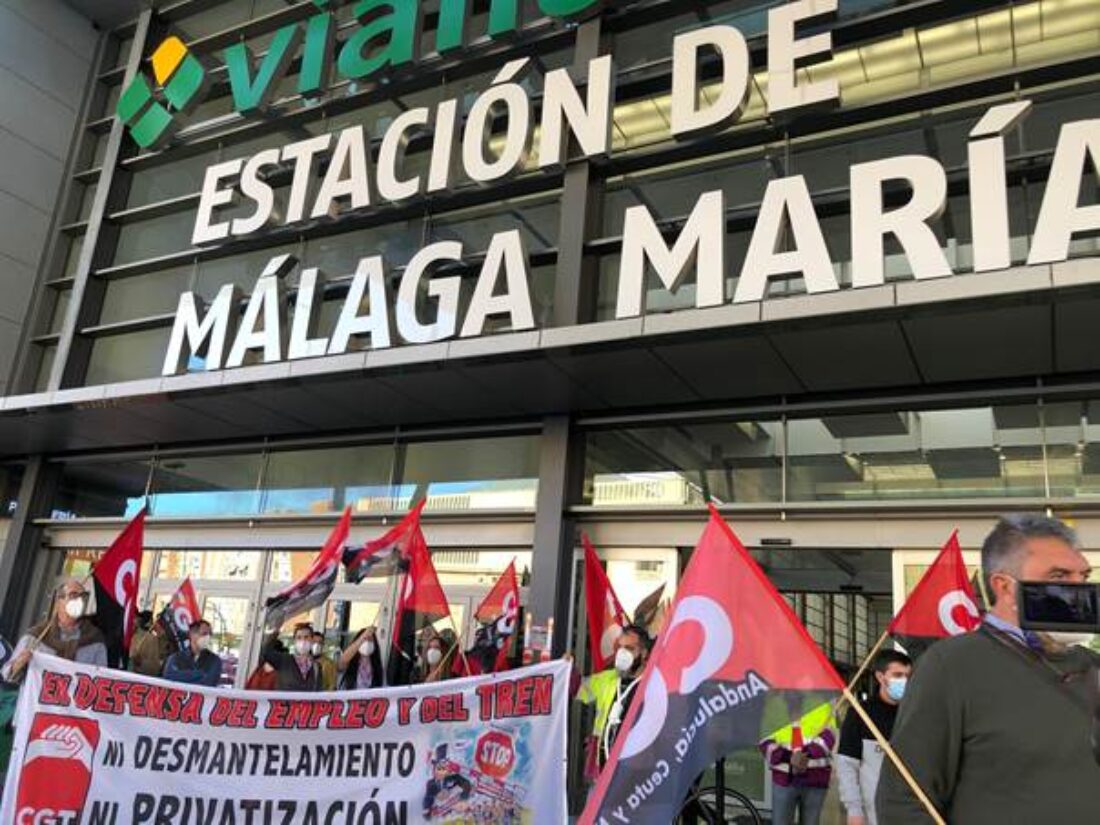 Colectivos sociales, ecologistas y CGT se concentran en la estación de Málaga María Zambrano contra el desmantelamiento del ferrocarril público